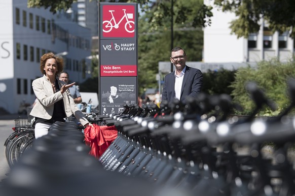 Ursula Wyss, Gemeinderaetin Stadt Bern, links, und Bruno Rohner, Geschaeftsfuehrer PubliBike, eroeffnen das Veloverleihsystem &quot;Velo Bern&quot;, am Donnerstag, 28. Juni 2018 in Bern. Die aktuell 7 ...