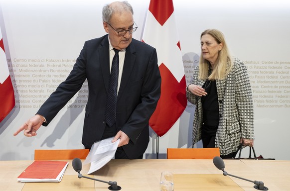 KEYPIX - Bundesrat Guy Parmelin , links, und Staatsekretaerin Helene Budliger Artieda, Direktorin des Staatssekretariats fuer Wirtschaft SECO, erscheinen an einer Medienkonferenz zum Lohnschutz, am Fr ...