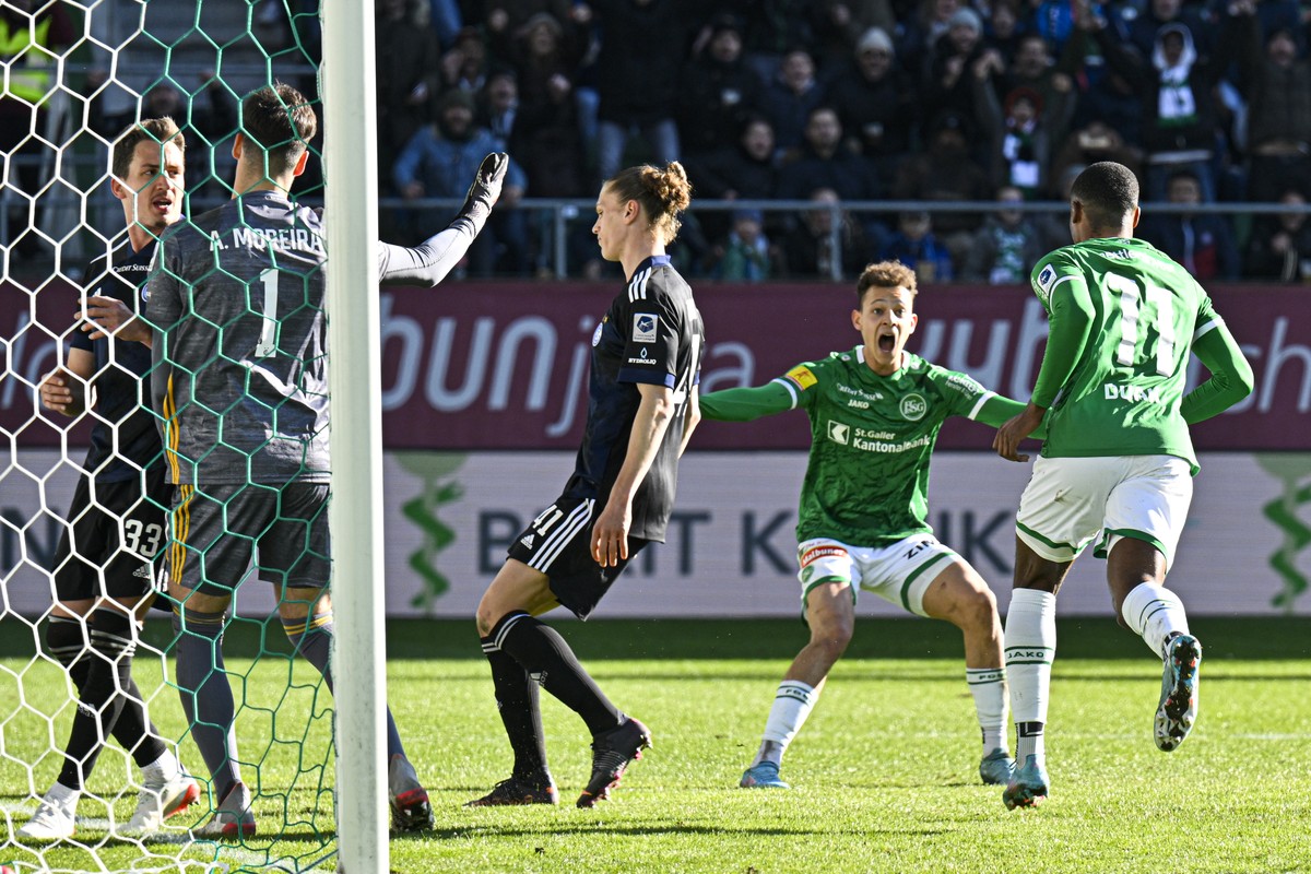 St. Gallens Kwadwo Duah, rechts, und St. Gallens Julian von Moos bejubeln das 2-0 gegen Grasshopper Torhueter Andre Moreira im Fussball Super League Spiel zwischen dem FC St. Gallen und dem Grasshoppe ...