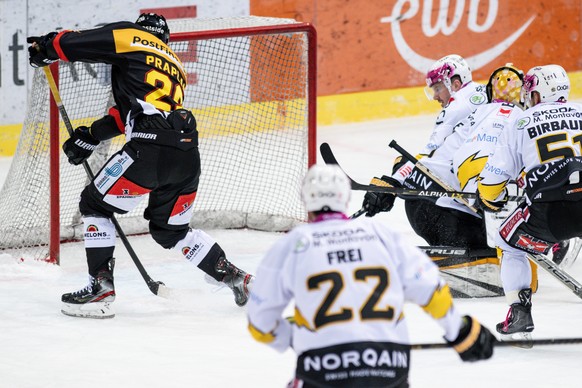 Berns Vincent Praplan, links, trifft zum 2-1im Eishockey Meisterschaftsspiel der National League zwischen dem SC Bern und dem HC Ajoie, am Montag, 28. Februar 2022, in der PostFinance Arena in Bern. ( ...