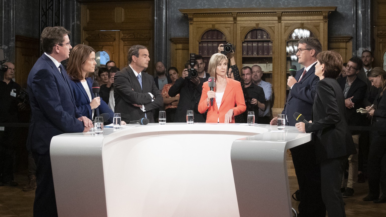 Albert Roesti, Parteipraesident SVP, Petra Goessi, Parteipraesidentin FDP, Gerhard Pfister, Parteipraesident CVP, Moderatorin Nathalie Christen, Christian Levrat, Parteipraesident SP, und Regula Rytz, ...