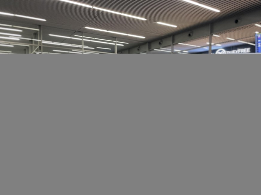 Guido Fluri (links) und seine Frau Tania am Flughafen in Krakau.