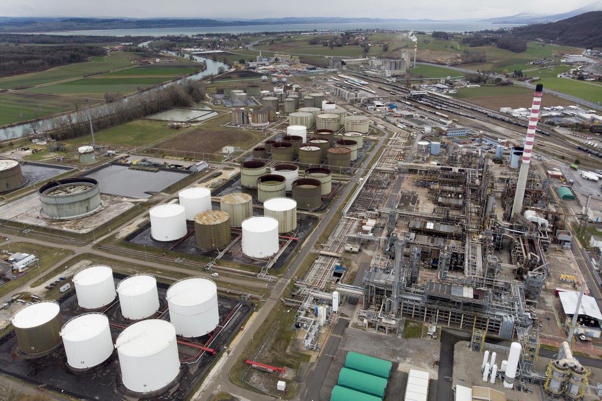 Vue aerienne de la raffinerie Varo Energy ce jeudi 17 janvier 2019 a Cressier. La raffinerie Varo de Cressier fabrique des produits, comme l'essence, le diesel, le kerozene et le mazout. Sa produ ...
