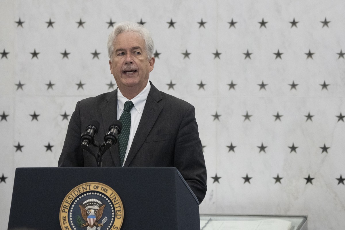 epa10060400 US Director of the Central Intelligence Agency William J. Burns, introduces US President Joe Biden, before making remarks commemorating the Agency���s work, during the 75 years since its f ...