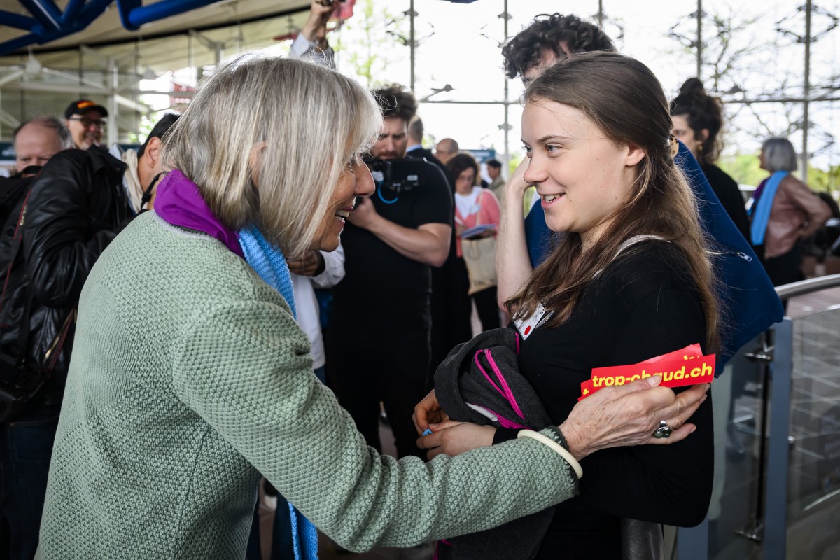 Les Ainees pour le climat Suisse avec Rosmarie Wydler-Waelti, gauche, co-presidente des Ainees pour le climat, parle avec Greta Thunberg, droite, activiste pour le climat, apres la publication de la d ...