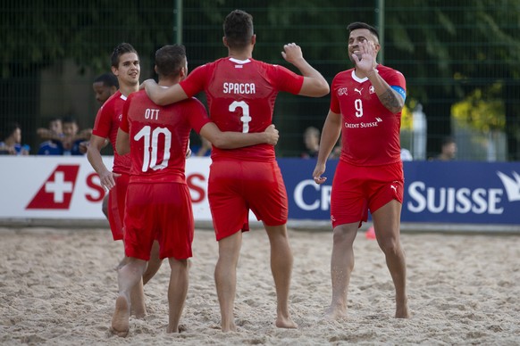 Der Schweizer Dejan Stankovic, rechts, jubelt nach einem Tor mit seinen Teamkollegen, in einem Beachsoccer Laenderspiel zwischen der Schweiz und Frankreich, am Freitag, 14. August 2020, in Basel. (KEY ...