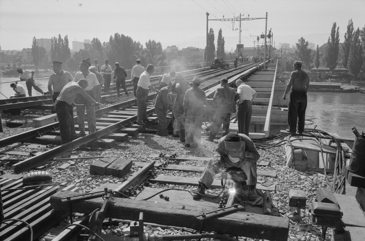 11. August 1962: Brückenverschiebung, Eisenbahnbrücke Basel.&nbsp;