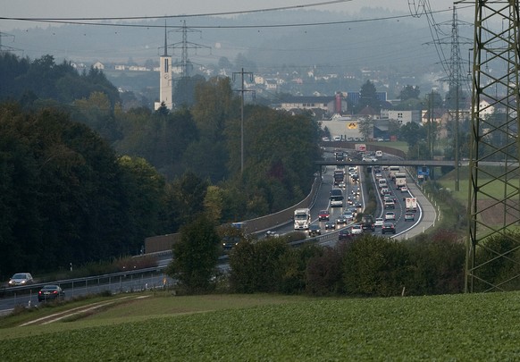 ARCHIV --- ZUR DISKUTIERTEN STROMMARKTOEFFNUNG STELLEN WIR IHNEN FOLGENDES BILD ZUR VERFUEGUNG --- Hochspannungsmasten saeumen die Autobahn A1, aufgenommen am 5. Oktober 2009 in Walterswil im Kanton S ...