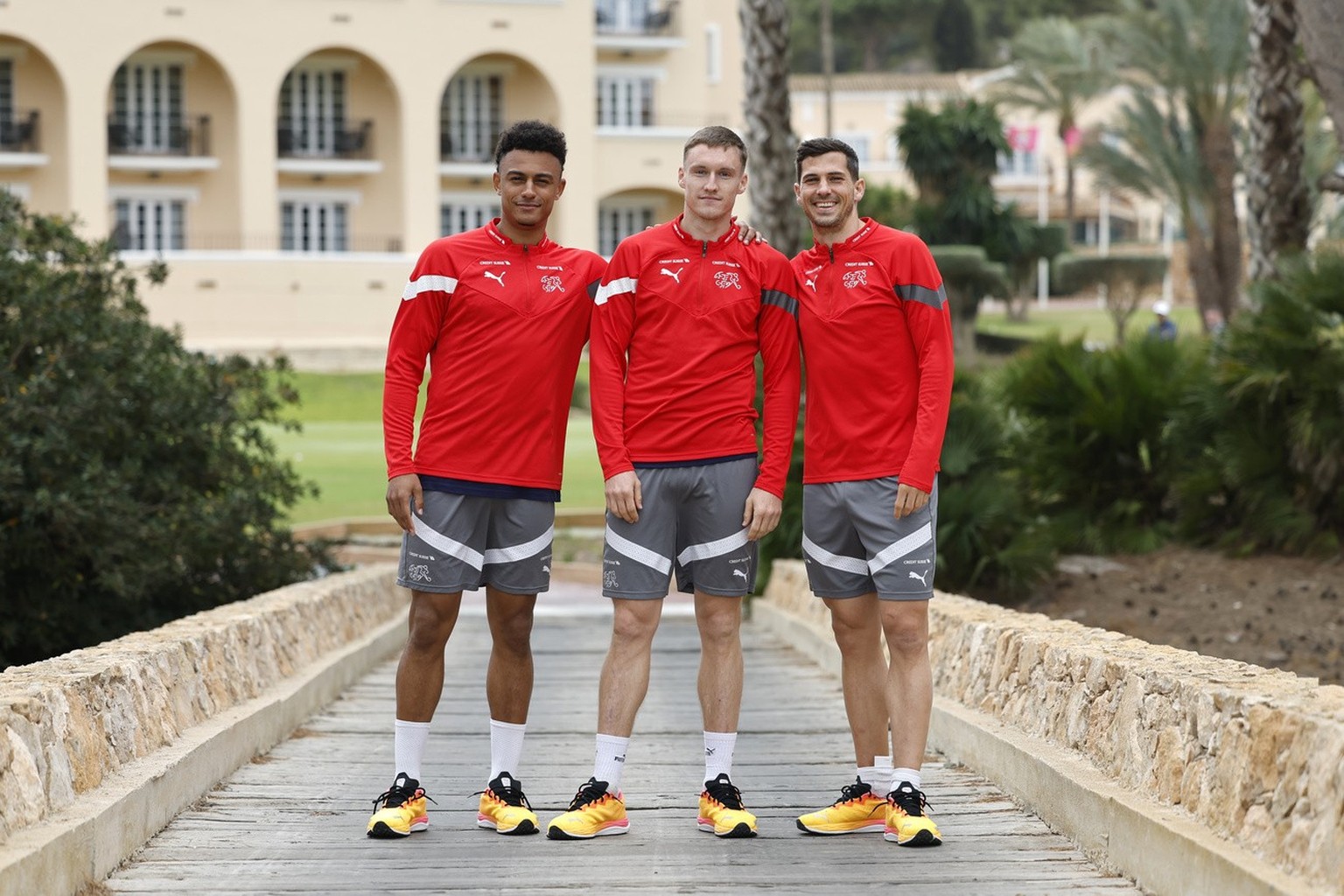 Dan Ndoye, Michel Aebischer und Remo Freuler posieren nach einer Medienkonferenz am Donnerstag, 21. Maerz 2024 in Cartagena, Spanien. Die Schweizer Fussball Nationalmannschaft befindet sich vom 18.3.2 ...