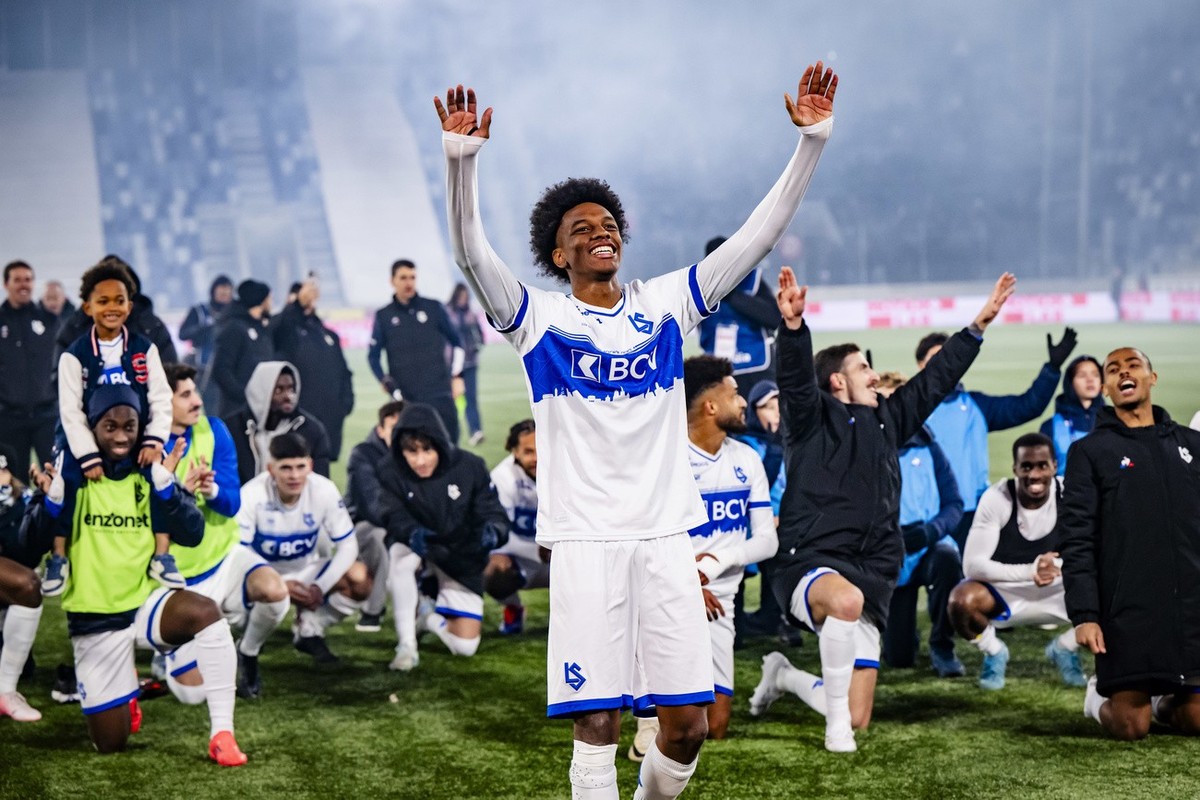 Alvyn Sanches et les joueurs du LS fetent la victoire lors de la rencontre de football de Super League entre FC Lausanne-Sport, LS, et FC Sion le samedi 23 novembre 2024 au stade de la Tuiliere a Laus ...