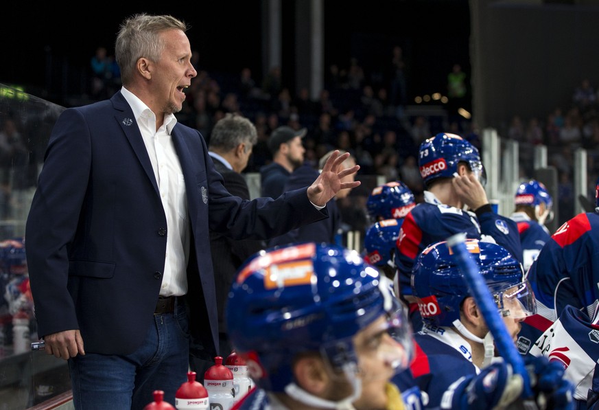 ZSC Lions Cheftrainer Hans Wallson waehrend dem Eishockey-Meisterschaftsspiel der National League zwischen den ZSC Lions und dem EHC Kloten am Samstag, 9. September 2017, im Hallenstadion in Zuerich.  ...