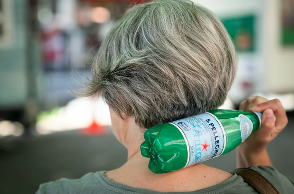 Griff zur Flasche als Kühlmittel in der Schweiz: US-Amerikaner bevorzugen Klimaanlagen.