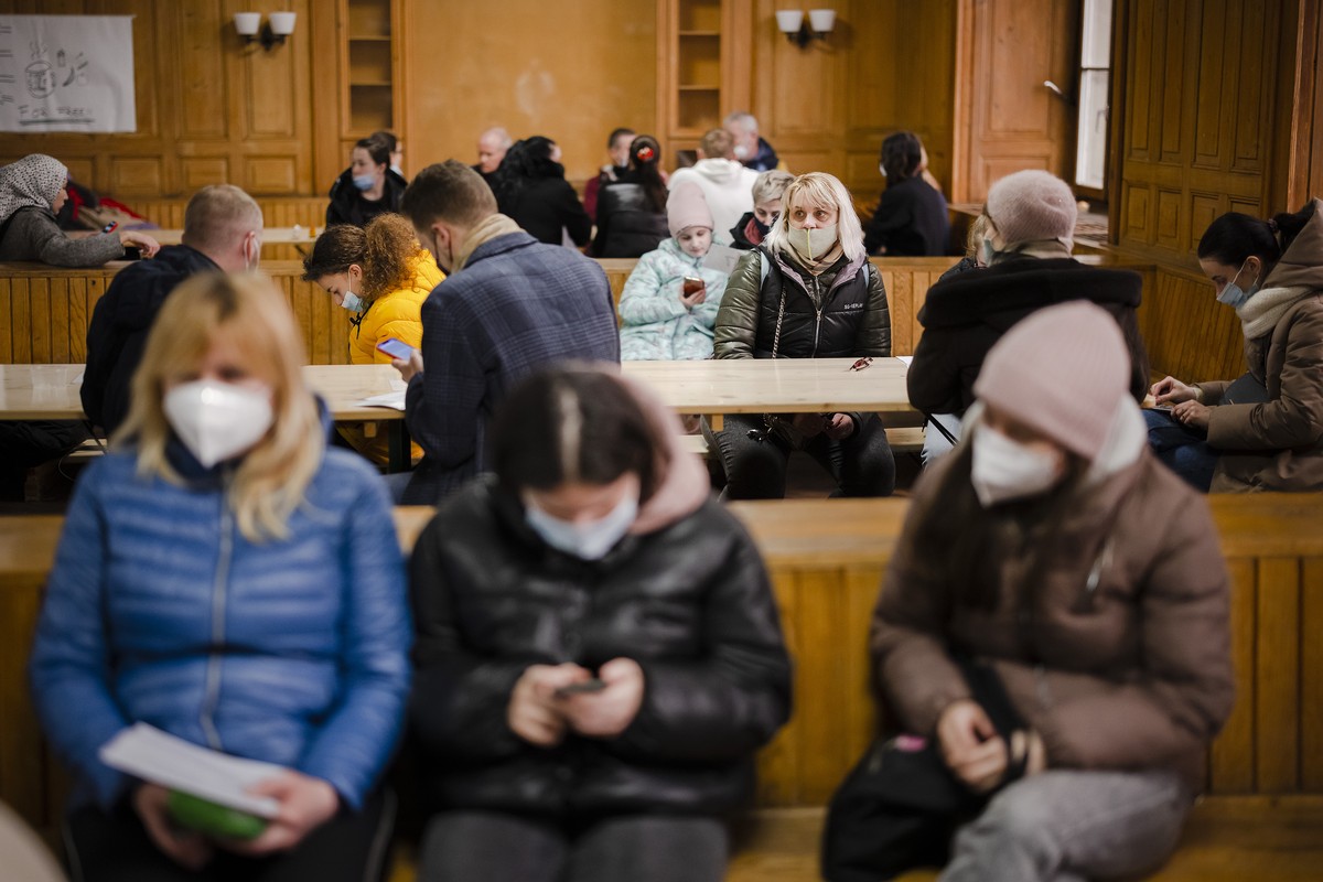 People from Ukraine are waiting during the registration at the reception center for refugees, following Russia's invasion of Ukraine, in Zurich, Switzerland on March 15, 2022. (KEYSTONE/Michael B ...
