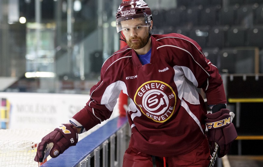 Geneve-Servette&#039;s forward Stephane Da Costa, of France, arrives for a training session Geneve-Servette HC, at the ice stadium Les Vernets, in Geneva, Switzerland, Wednesday, October 18, 2017. The ...