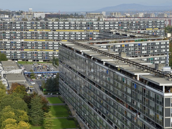 ARCHIV --- ZUM REFERENZZINSSATZ ALS BERECHNUNG DER MIETEN STELLEN WIR IHNEN FOLGENDES BILD ZUR VERFUEGUNG --- View of the residental estate Le Lignon with 2&#039;700 flats in Vernier near Geneva, Swit ...