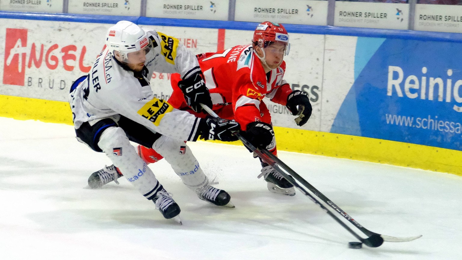 Basel Defender Anthony Rouiller 33 and Winterthur Center Matt Fonteyne 17 fight for the puck SWISS Ice hockey, Eishockey - Swiss League EHC Winterthur vs Basel Winterthur Deutweg Z