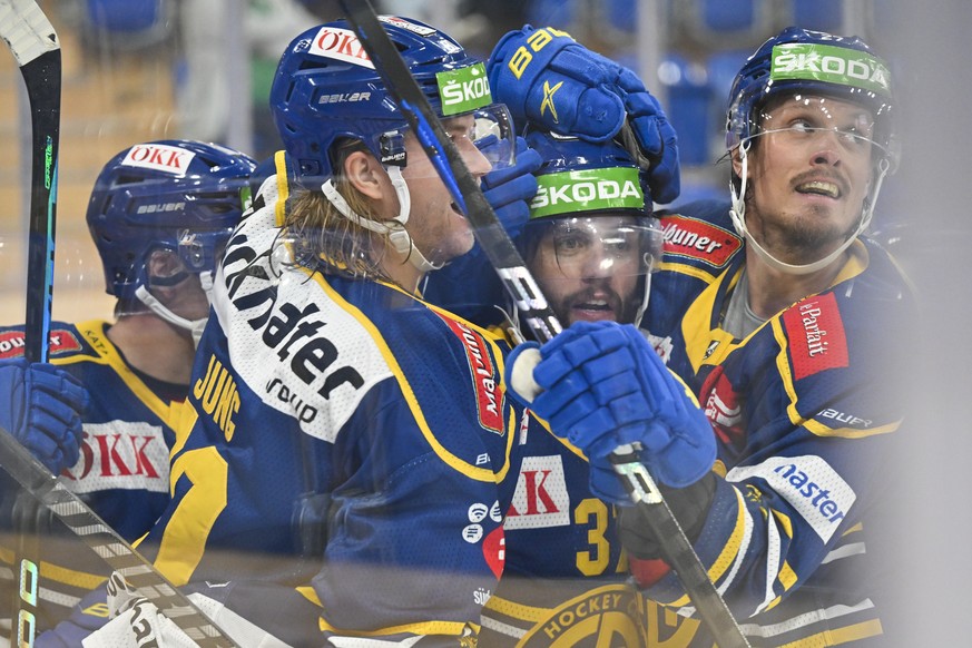 Davos bejubelt das 1-2 durch Julian Schmutz, Mitte, beim Eishockey Spiel der National League zwischen dem HC Davos und dem HC Fribourg-Gotteron am Freitag, 7. Oktober 2022, im Eisstadion in Davos. (KE ...