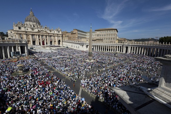epa12359058 Faithful attend the canonization ceremony of Carlo Acutis and Piergiorgio Frassati, at the Vatican, 07 September 2025. Carlo Acutis, an Italian teenager who died in 2006, will be canonized ...