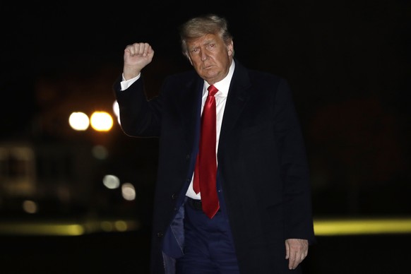 epa08880769 US President Donald J. Trump gestures while walking on the South Lawn of the White House upon his return to Washington, DC, USA, 12 December 2020. EPA/Yuri Gripas / POOL