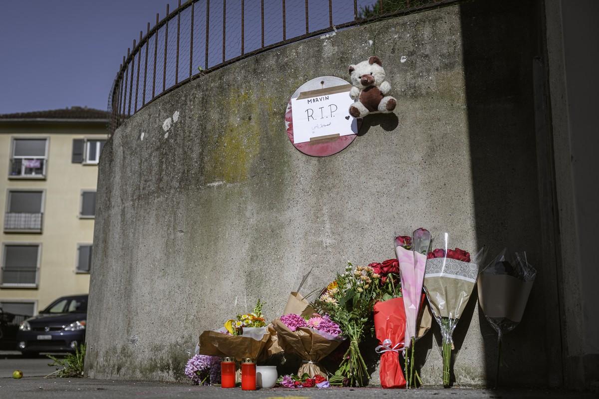 Des fleurs sont deposees sur le lieu de l'accident mortel survenu a un jeune homme mineur en scooter la veille, ce lundi 25 aout 2025 a Lausanne. Le jeune de 17 ans a perdu la vie dans un acciden ...