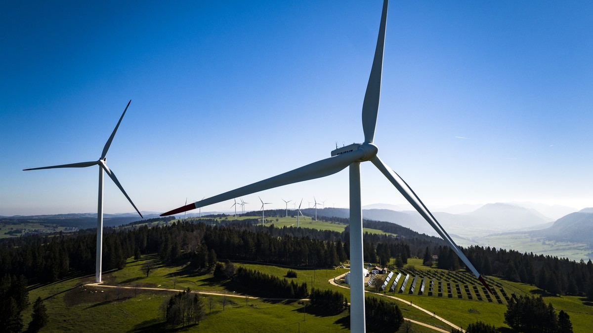 ARCHIVBILD - Nationalrat stimmt am 8. Maerz 2023 fuer Windenergieoffensive - Wind turbines from the JUVENT power plant and solar panels from the solar station of the Mont-Soleil are pictured on the Mo ...