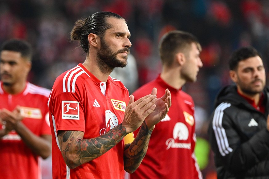 Fussball, Herren, Saison 2023/2024, 1. Bundesliga 8. Spieltag, 1. FC Union Berlin - VfB Stuttgart, v. l. Christopher Trimmel 1. FC Union Berlin enttaeuscht, 21.10.2023, *** Football, men, season 2023  ...