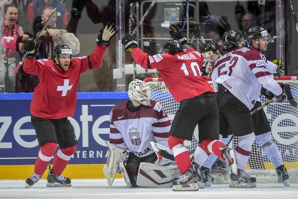 06.05.2015; Prague; Eishockey WM 2015 - IIHF ICE HOCKEY WORLD CHAMPIONSHIP;
Switzerland - Latvia;
Matthias Bieber (SUI) Andres Ambuehl (SUI) jubelt nach dem Tor zum 1:1 (Andy Mueller/freshfocus)