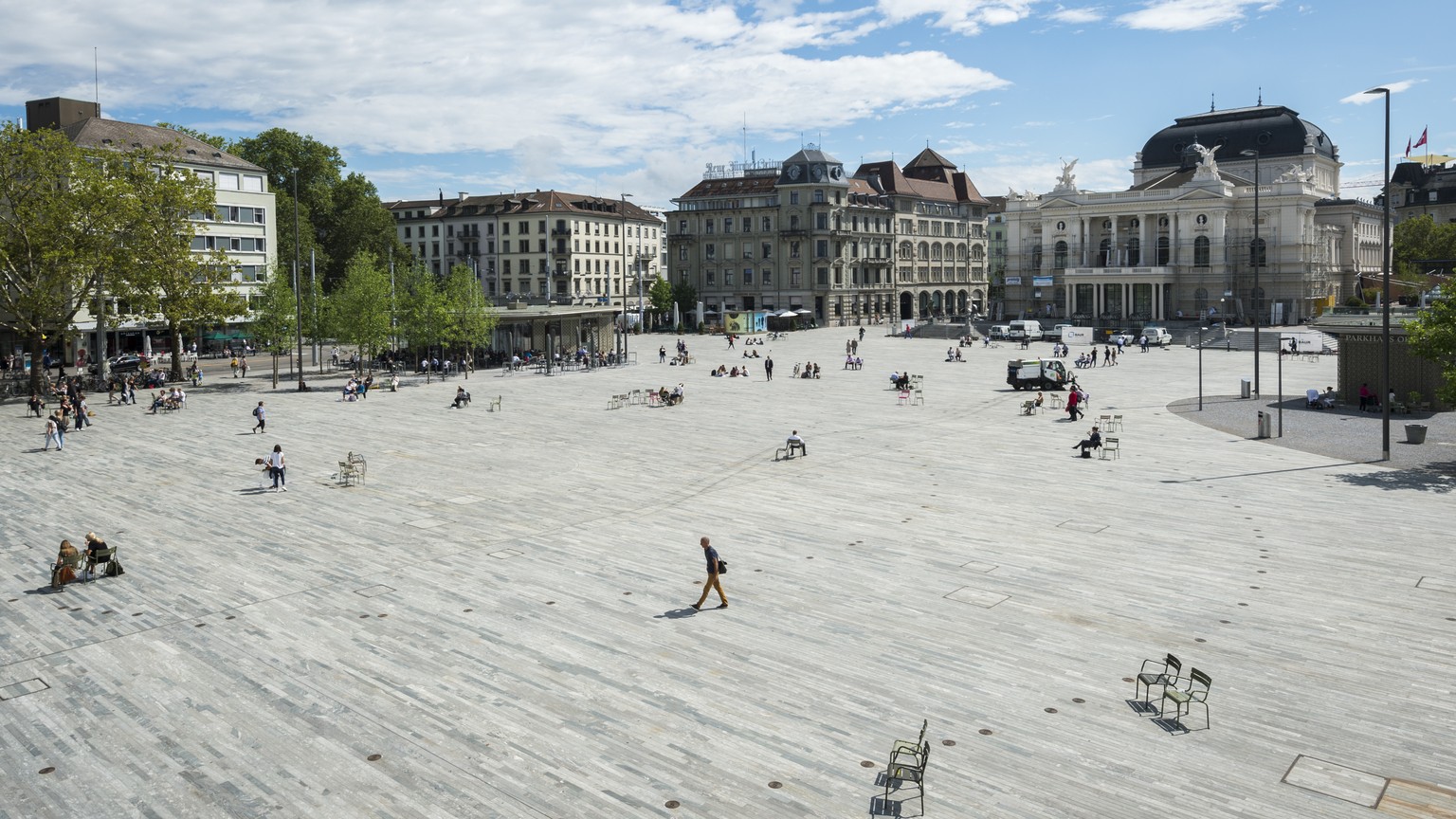 Passanten auf dem Sechselaeutenplatz vor der Medienorientierung des Initiativkomitees &quot;300 Tage freier Sechselaeutenplatz&quot; auf dem Sechselaeutenplatz vor der Oper in Zuerich, am Montag, 24.  ...