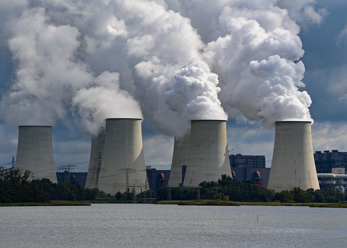 19.09.2022, Brandenburg, Peitz: Wasserdampf steigt aus den K�hlt�rmen vom Braunkohlekraftwerk J�nschwalde. Klimaaktivisten sind am Montagmorgen auf das Gel�nde des Kohlekraftwerks in J�nschwalde im S� ...