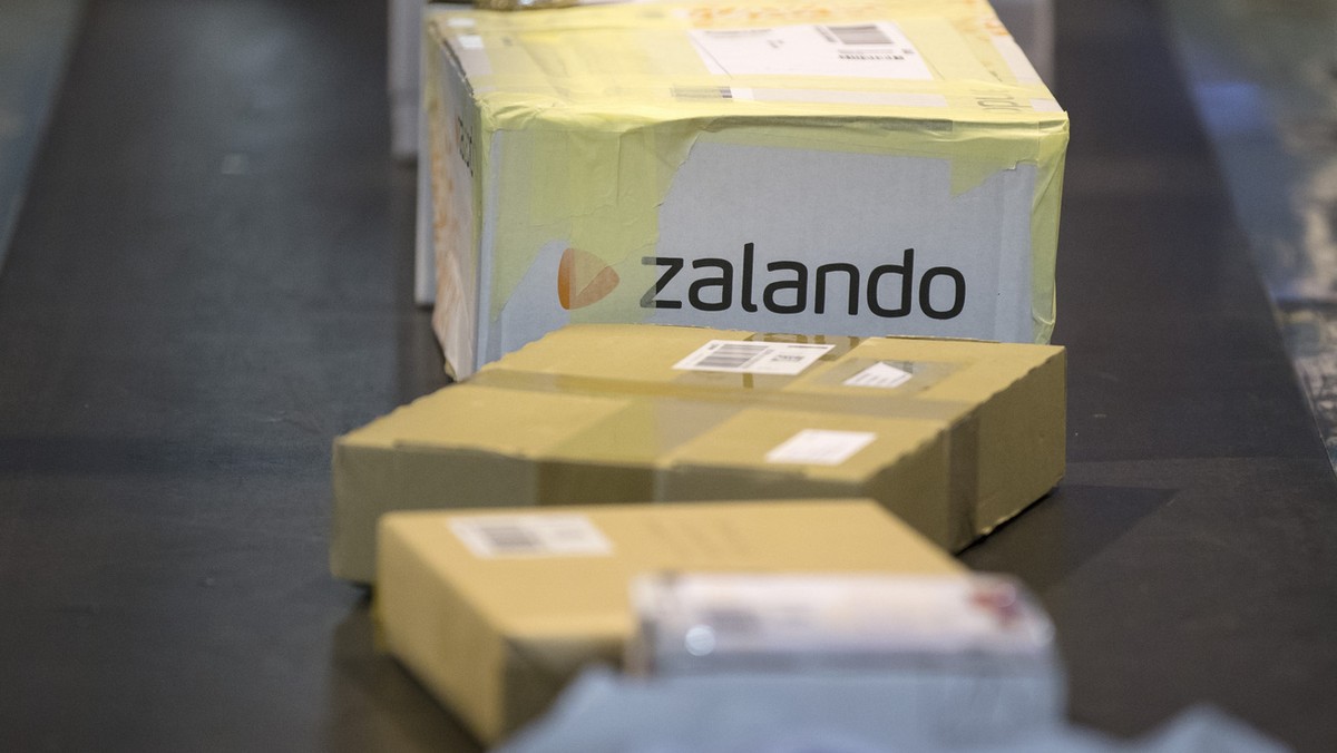 Ein Paket von Zalando wird auf einem Foerderband transportiert, am Dienstag, 23. September 2014, im Paketzentrum der Schweizerischen Post in Haerkingen. Die Schweizerische Post erhoeht mit Blick auf d ...