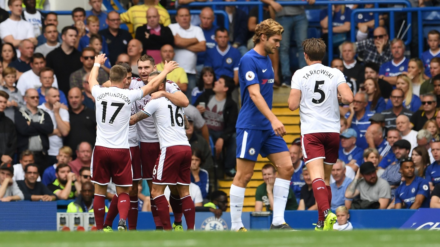 epa06140205 Burnley Sam Vokes (3-L) celebrates scoring a goal during the English Premier league game between Chelsea and Burnley at Stamford Bridge stadium in London, Britain, 12 August 2017. EPA/FACU ...