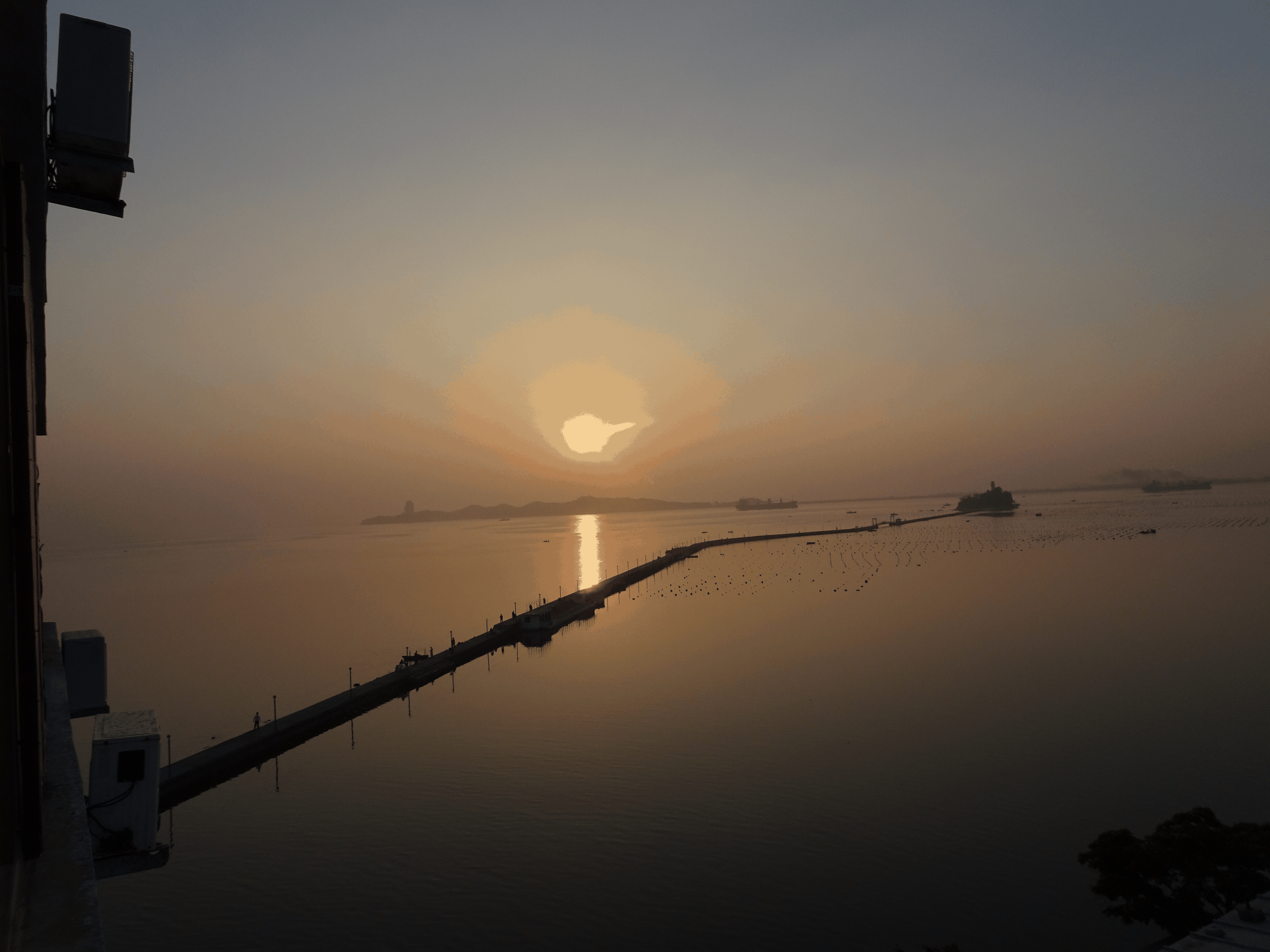 Sonnenaufgang an der Ostküste bei Wonsan. Die Sonne steigt aus dem Meer auf und die Sonnenaufgänge sind ein grandioses Spektakel.
