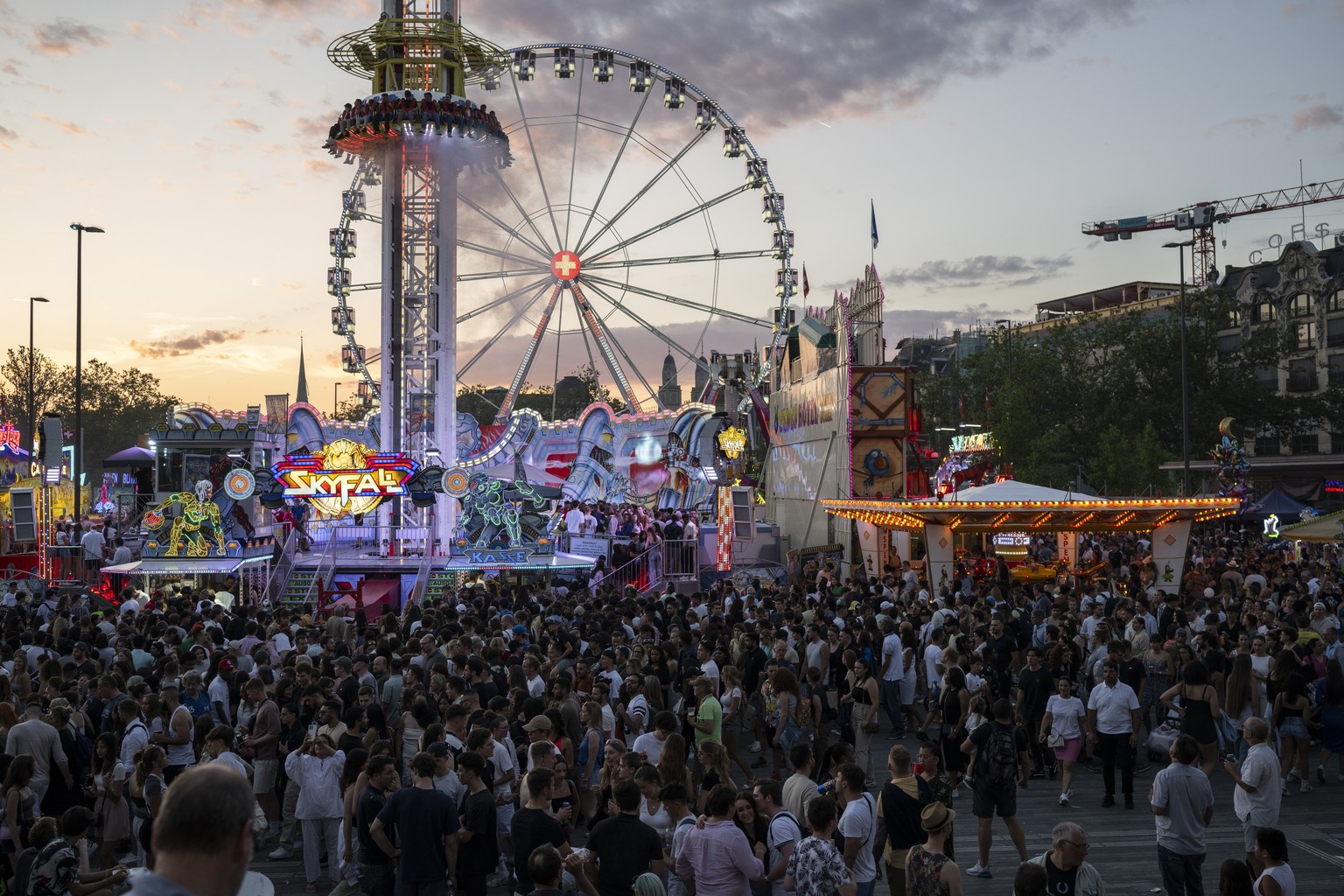 Besucher bewegen sich zwischen Bahnen und Attraktionen am Zueri Faescht, aufgenommen am Samstag, 8. Juli 2023 in Zuerich. An diesem Wochenende werden ueber 2,5 Millionen Besucherinnen und Besucher in  ...