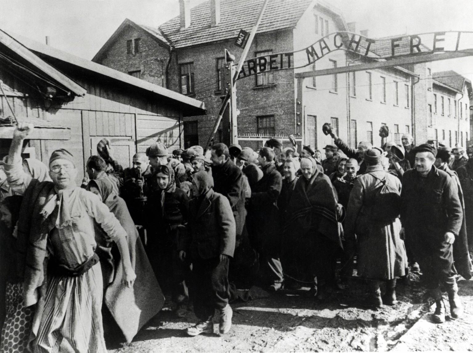 �berlebende von Auschwitz verlassen das Lager. Foto von einem sowjetischen Fotografen w�hrend der Herstellung eines Films �ber die Befreiung des Lagers gemacht. Auschwitz, Polen. Datum: Februar 1945 * ...