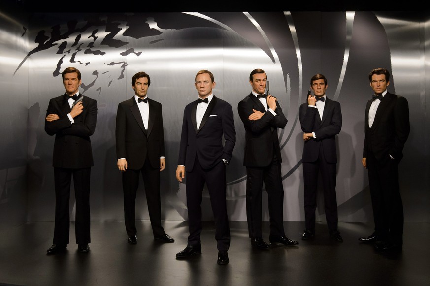 Alle James-Bond-Darsteller vereint in Madame Tussauds Wachsfigurenkabinett: Roger Moore, Timothy Dalton, Daniel Craig, Sean Connery, George Lazenby und Pierce Brosnan.