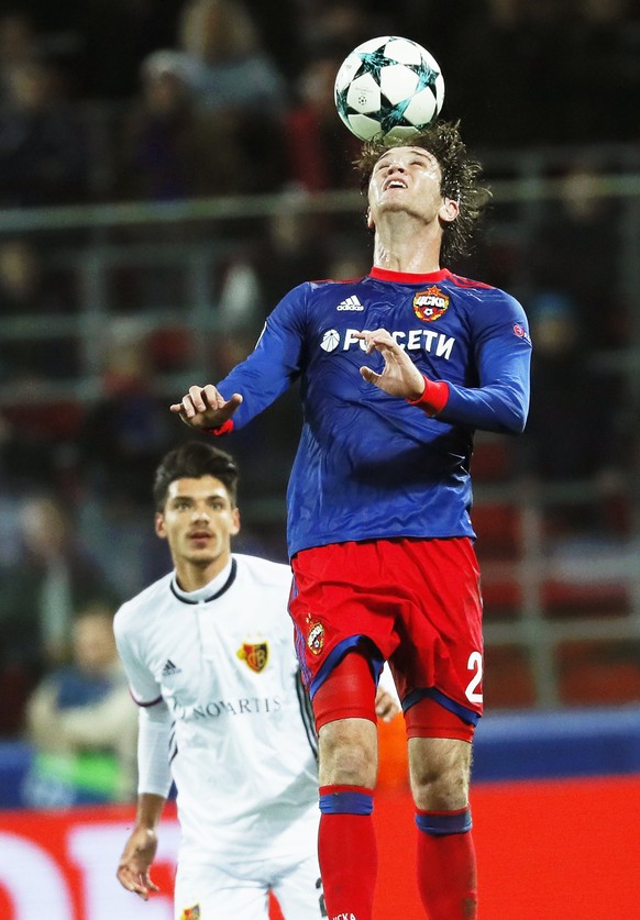 epa06274266 Mario Fernandes (R) of CSKA Moscow in action against Raoul Petretta (L) of Basel during the UEFA Champions League group A soccer match between CSKA Moscow and FC Basel in Moscow, Russia, 1 ...