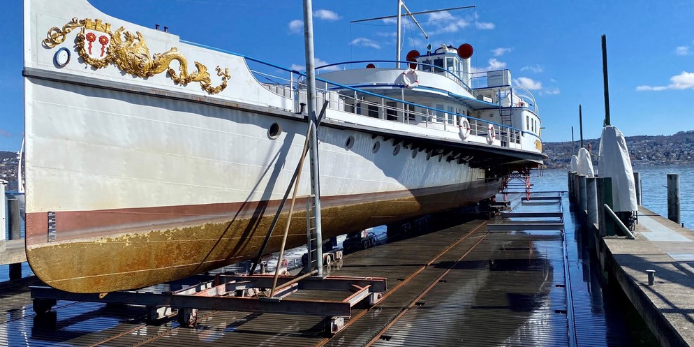 Das 107-jährige Dampfschiff Stadt Rapperswil wird in Wollishofen ausgewassert. Es soll bis Oktober einer tiefgreifenden Verjüngungskur unterzogen werden. Bis dann ist die Stadt Zürich der einzige Radd ...
