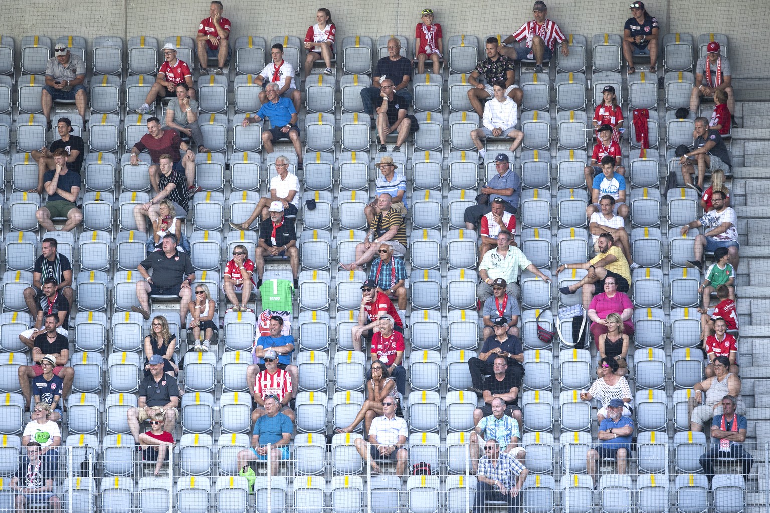 ARCHIVBILD ZUR ERLAUBNIS VON VERANSTALTUNGEN MIT MEHR ALS 1000 PERSONEN AB OKTOBER DURCH DEN BUNDESRAT, AM MITTWOCH, 12. AUGUST 2020 - Zuschauer verfolgen das Spiel zwischen dem FC Thun und dem FC St. ...