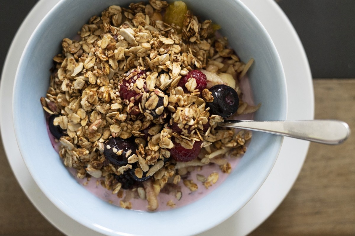 Muesli, Nuesse, Beeren und Joghurt in einer Schuessel auf dem Kuechentisch, fotografiert am 1. Mai 2021 auf der Rigi. (KEYSTONE/Gaetan Bally)