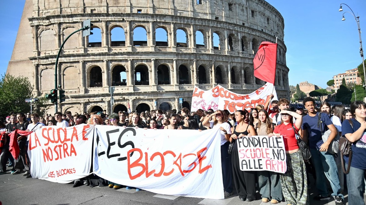 epa13308649 A student march in central Rome reaches the Colosseum as protesters head toward the Ministry of Education headquarters on Viale Trastevere, Italy, 16 October 2026. The students chant anti- ...