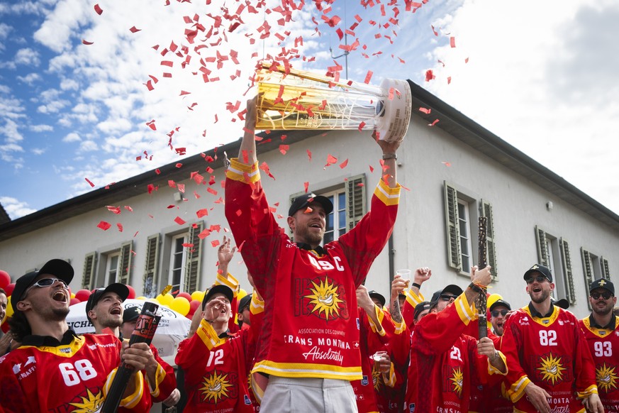 Maxime Montandon, le joueur du HC Sierre pose avec la coupe de champion de Swiss League lors de la celebration officielle de leur victoire le samedi 18 avril 2026 a Sierre. Les joueurs du HC Sierre de ...