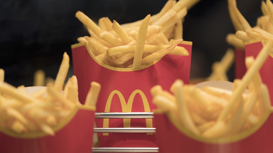 ZUM FASTFOOD-RESTAURANT MCDONALD&#039;S STELLEN WIR IHNEN HEUTE, MITTWOCH, 8. MAERZ 2017, FOLGENDES BILDMATERIAL ZUR VERFUEGUNG --- French fries in boxes pictured in the kitchen of a McDonald&#039;s r ...