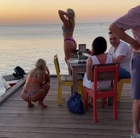 Influencer Fail: Frauen im Bikini machen Fotos vor Leuten, die essen
