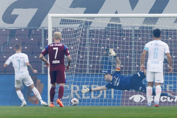 Luzern&#039;s midfielder Max Meyer, left, scores the 0:1 against Servette&#039;s goalkeeper Jeremy Frick, 2nd right, during the Super League soccer match of Swiss Championship between Servette FC and  ...