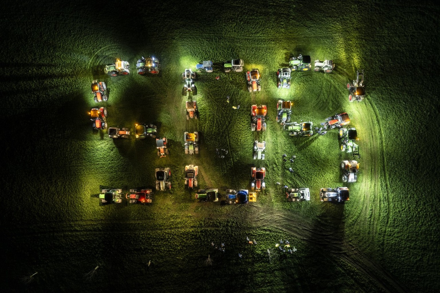 Traktoren formen ein &quot;SOS&quot; im Rahmen eines Bauernprotestes, aufgenommen am Donnerstag, 29. Februar 2024, in Gossau. (KEYSTONE/Gian Ehrenzeller)