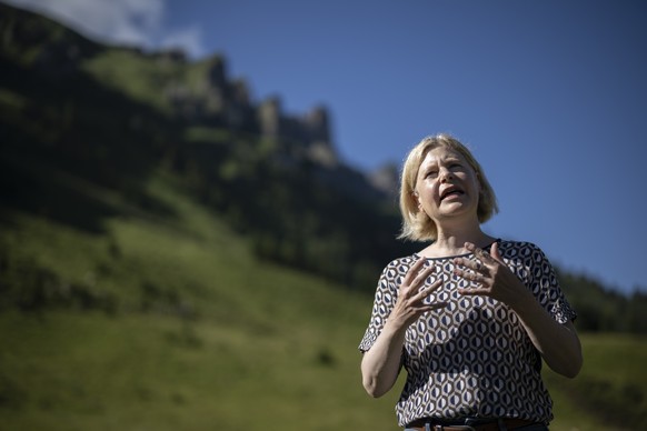 Staenderaetin Esther Friedli spricht an einer Medienkonferenz des St. Galler und Schweizer Bauernverbandes zu den Wolfsrissen im Gebiet, am Dienstag, 5. August 2024, auf der Alp Halde in Flumserberg.  ...