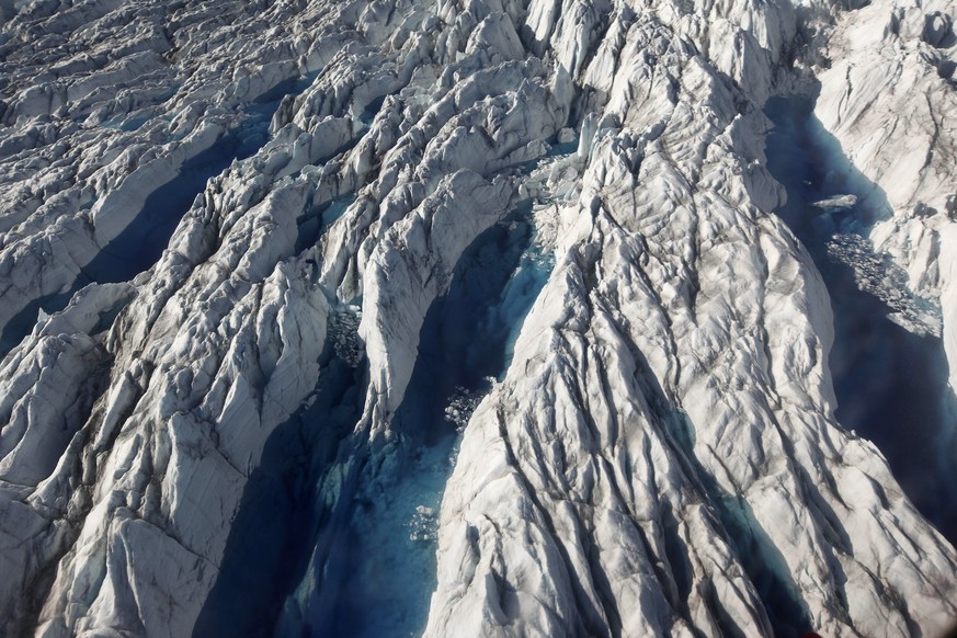 Seit 1997 haben die Eisschilde der Westantarktis und Grönlands 5,5 Billionen Tonnen Eis verloren. Im Bild der&nbsp;Jakobshavn-Gletscher in Grönland, die blaue Fläche ist geschmolzenes Wasser.