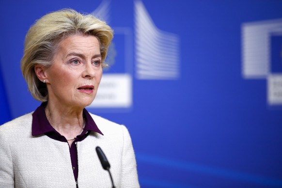 epa09605225 European Commission President Ursula von der Leyen leaves after delivering a media statement on the coronavirus disease (COVID-19) pandemic at the European Commission headquarters in Brussels, Belgium, 26 November 2021.  EPA/JOHANNA GERON / POOL