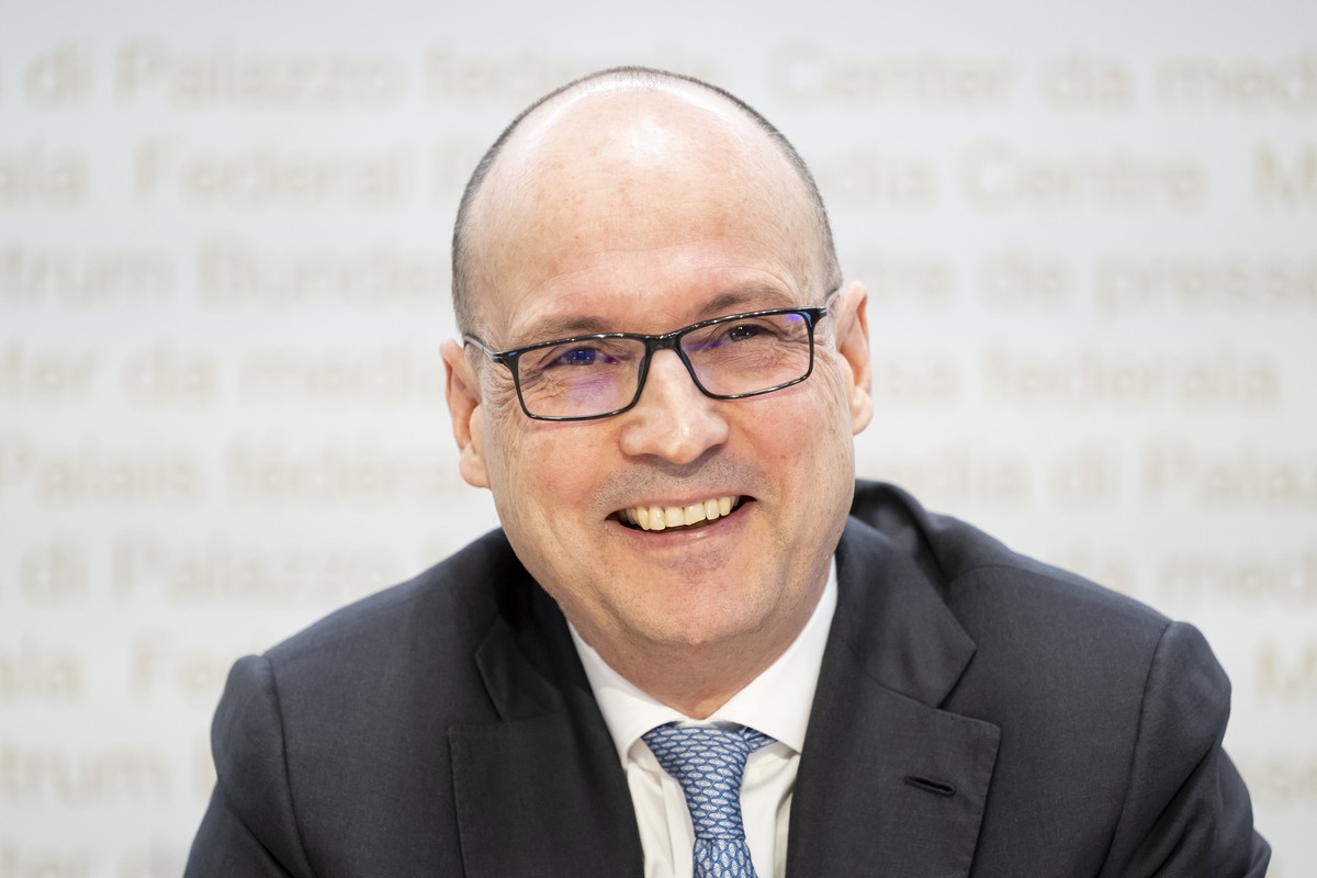 Stefan Walter, Direktor Finanzmarktaufsicht Finma, lacht waehrend der Jahresmedienkonferenz der Eidgenoessischen Finanzmarktaufsicht FINMA, am Dienstag, 8. April 2025 in Bern. (KEYSTONE/Anthony Anex)