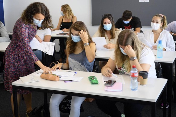 Trägt die Lehrperson und die Schülerinnen und Schüler Masken, wird kaum eine Quarantäne angeordnet.